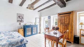 1 dormitorio, tabla de planchar con plancha, wifi gratis y ropa de cama