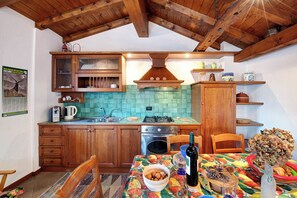 Réfrigérateur, four, plaque de cuisson, cafetière/bouilloire