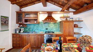 Fridge, oven, stovetop, coffee/tea maker