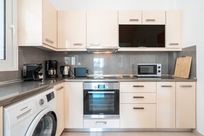 Een koelkast, een magnetron, een oven, een kookplaat