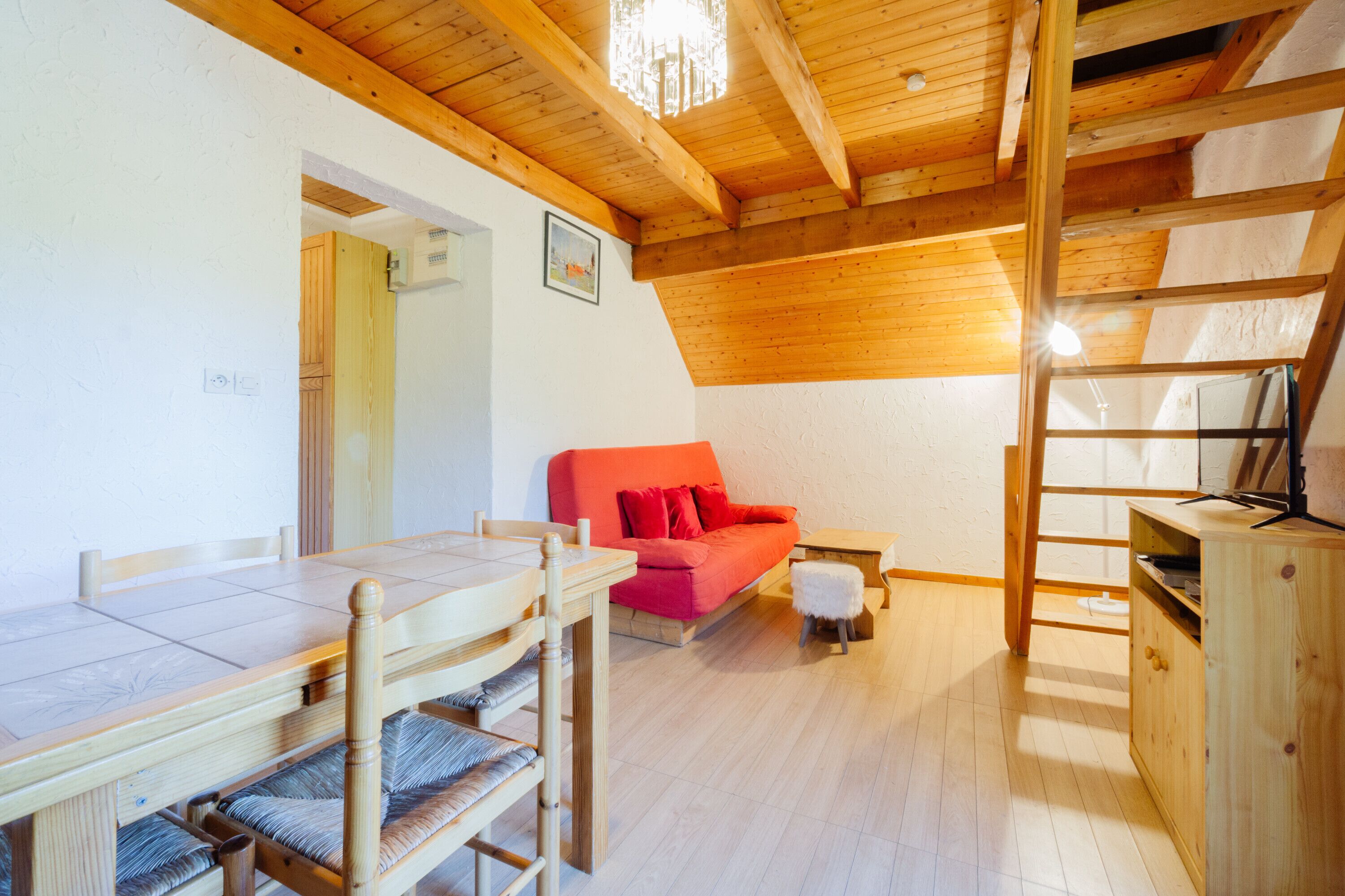 Een televisie, een dvd-speler en een stereo