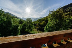 Property grounds - Apartment 'Appartement 10' with Mountain View, Shared Garden and Wi-Fi (Saint-Sorlin-d'Arves)