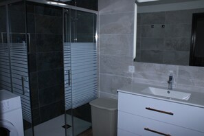 Shower, hair dryer, towels - Vacation Home 'Casa Nostra' with Sea View, Terrace & Wi-Fi (Pájara)