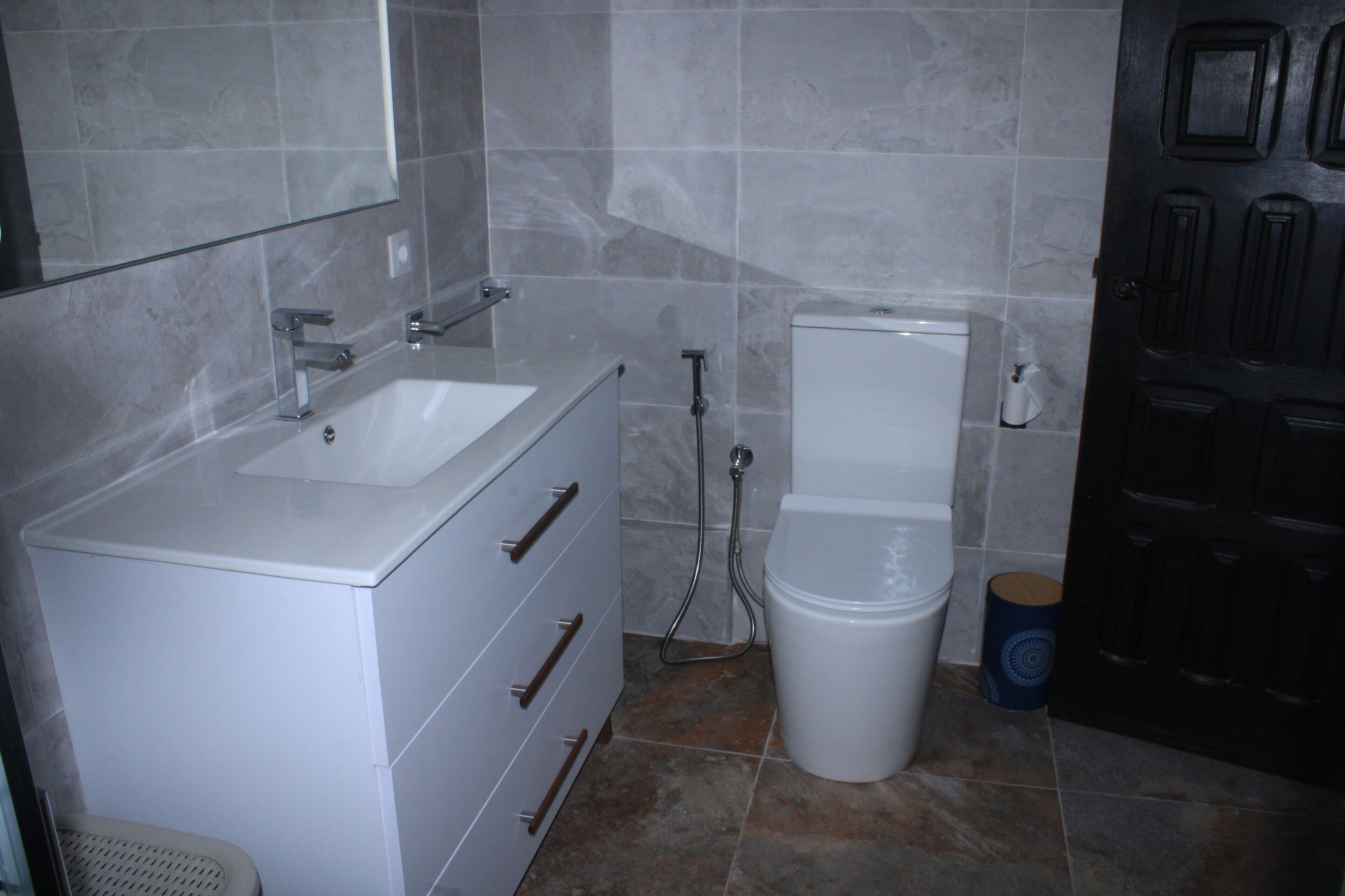 Ein Badezimmer mit Waschbecken, Toilette und Dusche.