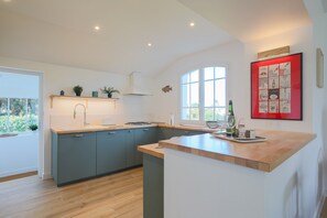 Fridge, microwave, oven, stovetop - Chic 3-Star Villa 'Ker Lotig' with Sea View, Private Terrace & Wi-Fi (Locquirec)