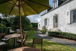 Outdoor dining - Holiday Home 'Ker Lotig' with Sea View, Private Terrace and Wi-Fi (Locquirec)