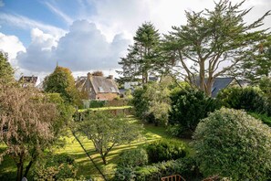 Property grounds - Holiday Home 'Ker Lotig' with Sea View, Private Terrace and Wi-Fi (Locquirec)