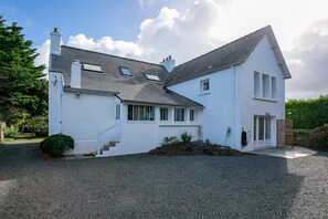 Exterior - Holiday Home 'Ker Lotig' with Sea View, Private Terrace and Wi-Fi (Locquirec)