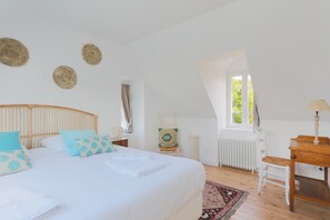 4 bedrooms, iron/ironing board, free WiFi, bed sheets - Holiday Home 'Ker Lotig' with Sea View, Private Terrace and Wi-Fi (Locquirec)