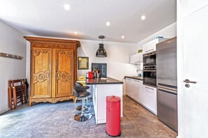 Frigorífic, microones, forn i placa de cuina 