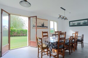 Dining - Holiday Home 'Maison Familiale Kerriou' with Air Conditioning (Plestin-les-Grèves)