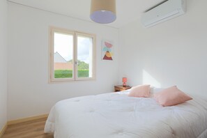 5 bedrooms, bed sheets - Holiday Home 'Maison Familiale Kerriou' with Air Conditioning (Plestin-les-Grèves)