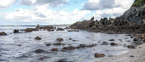 Una spiaggia nelle vicinanze