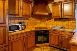 Fridge, microwave, oven, stovetop - Holiday Home 'Maison De Vacances 6-8 Pers Proche' (La Tour-d'Auvergne)