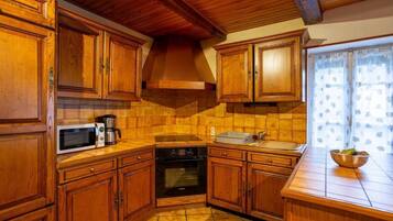 Coffee/tea maker, fridge, microwave, oven