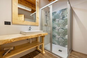 Een douche, gratis toiletartikelen, een haardroger, handdoeken