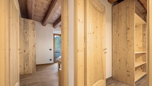 Een houten interieur met een gang die uitkomt op een balkon.