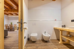 Douche, articles de toilette (gratuits), séchoir à cheveux