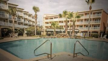 Een buitenzwembad, een verwarmd zwembad