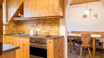 Kühlschrank, Ofen, Herdplatte, Wasserkocher mit Kaffee-/Teezubehör