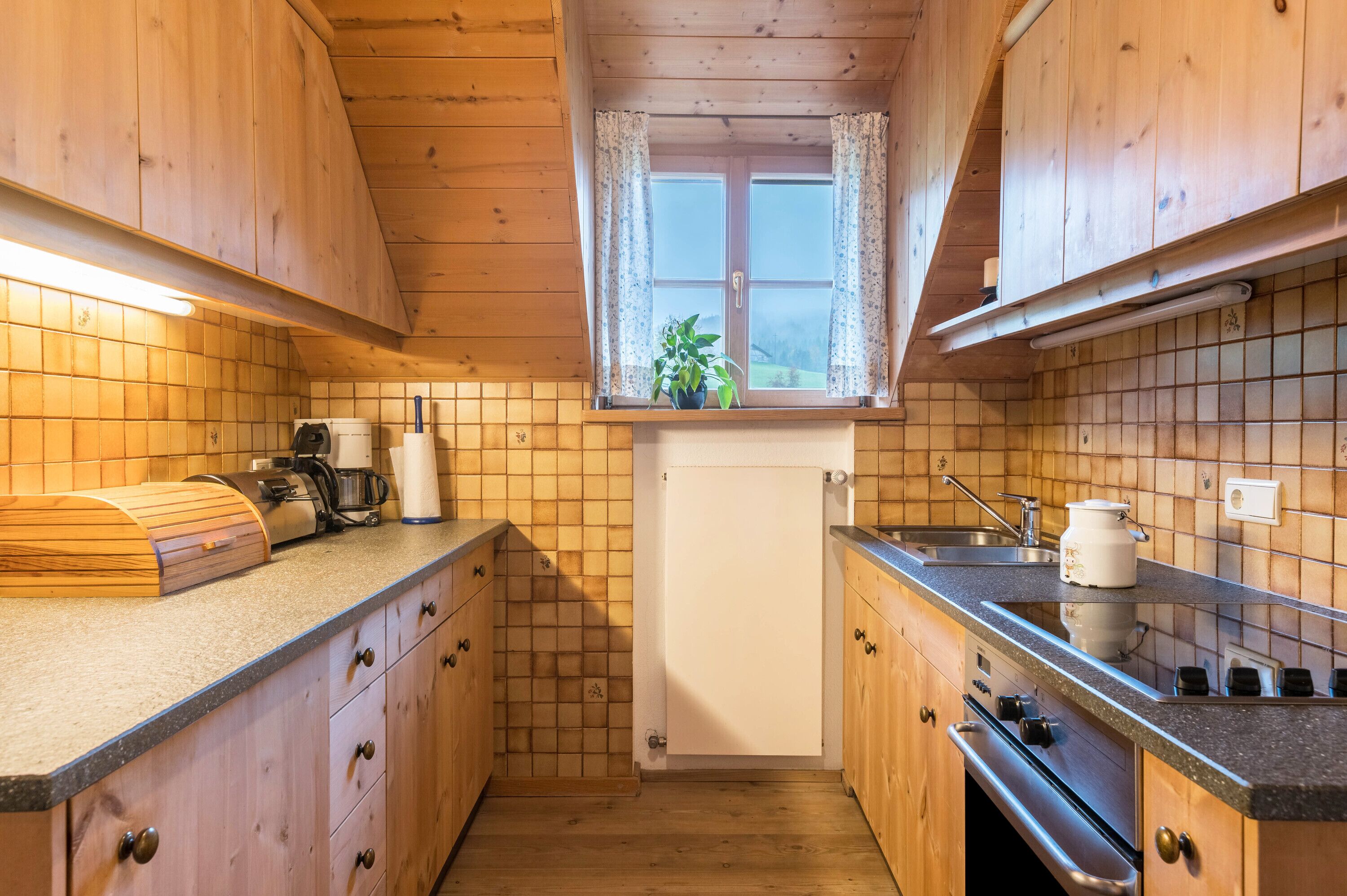 Kühlschrank, Ofen, Herdplatte, Wasserkocher mit Kaffee-/Teezubehör