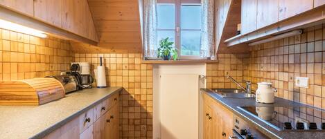 Réfrigérateur, four, plaque de cuisson, cafetière/bouilloire