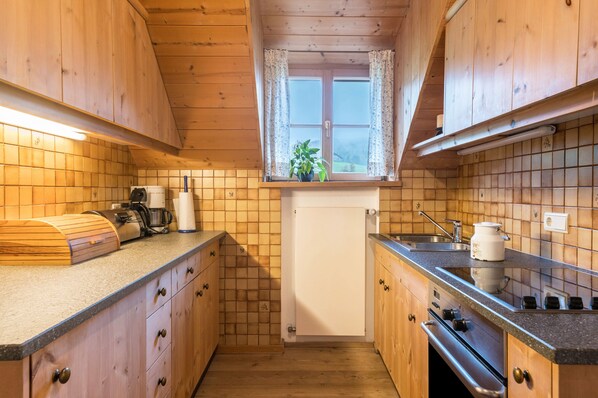 Kühlschrank, Ofen, Herdplatte, Wasserkocher mit Kaffee-/Teezubehör