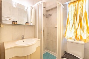 Regadera, secadora de cabello, toallas 