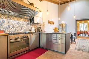 Fridge, oven, stovetop, dishwasher