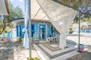 Outdoor dining - Apartment 'Paco's Resort Superior Villa  6' with Sea View, Wi-Fi and Air Conditioning (Paxoi)