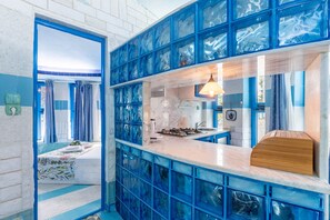 Fridge, microwave, oven, stovetop - Apartment 'Paco's Resort Superior Villa  6' with Sea View, Wi-Fi and Air Conditioning (Paxoi)