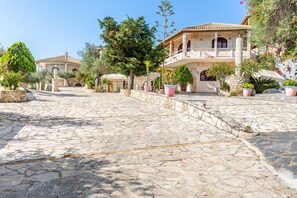 Property grounds - Apartment 'Paco's Resort Superior Villa  6' with Sea View, Wi-Fi and Air Conditioning (Paxoi)