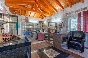 Lobby - Studio Apartment 'Paco's Resort Standard  1' with Mountain View, Wi-Fi and Air Conditioning (Paxoi)