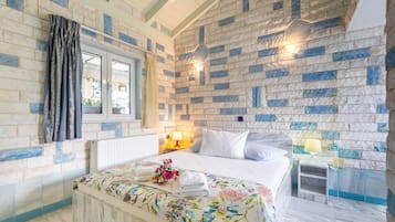 Iron/ironing board, free WiFi, bed sheets