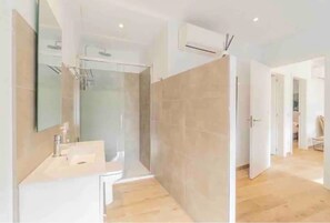 Shower, hair dryer, towels