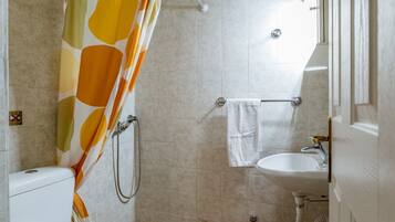 Douche, articles de toilette gratuits, sèche-cheveux