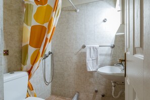 Dusche, kostenlose Toilettenartikel, Haartrockner, Handtücher