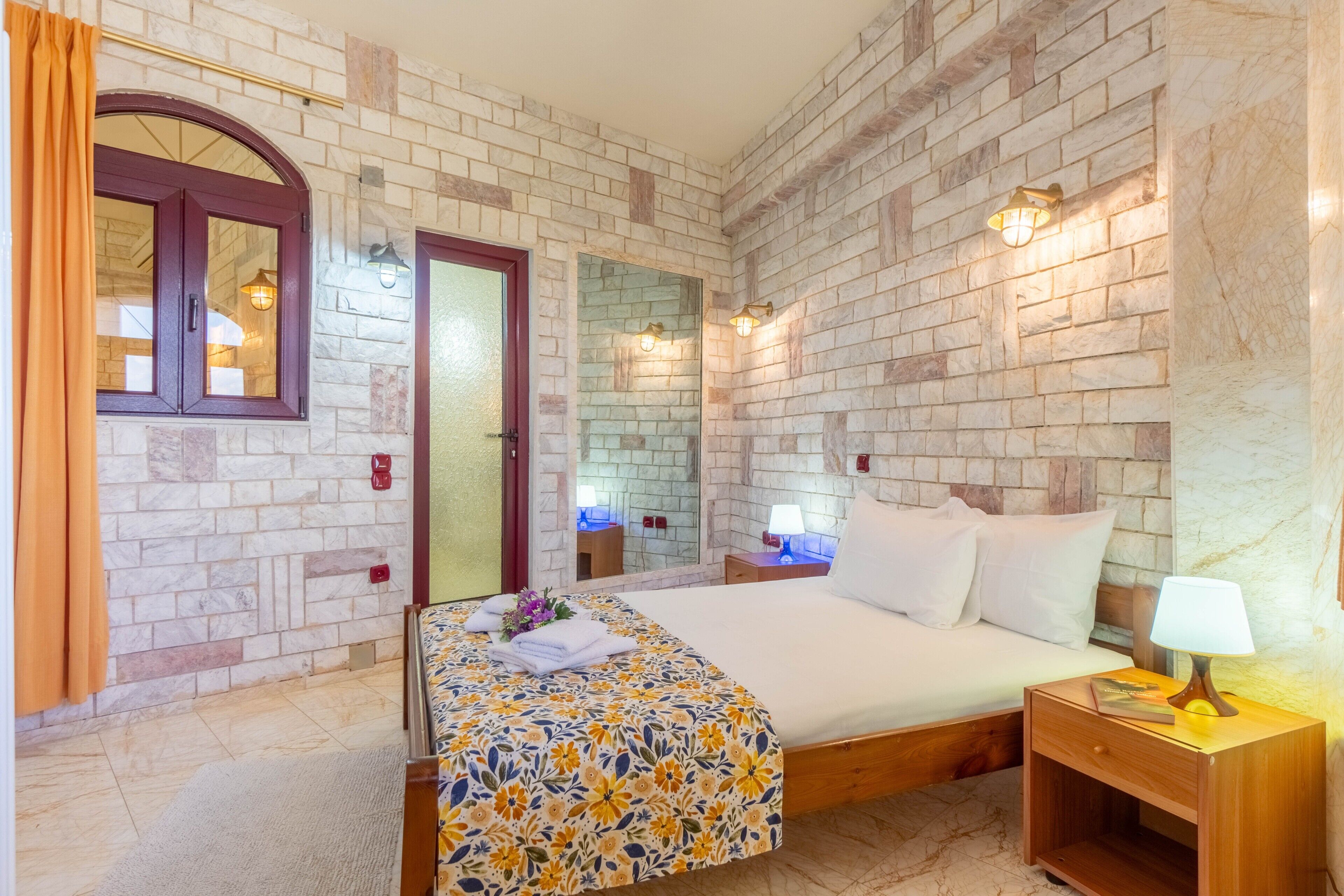 1 chambre, fer et planche à repasser, Wi-Fi gratuit, draps fournis