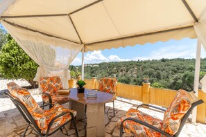 Outdoor dining - Apartment 'Paco's Resort Family Villa 12' with Sea View, Wi-Fi and Air Conditioning (Paxoi)