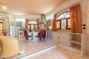 Frigorifero, microonde, forno, piano cottura