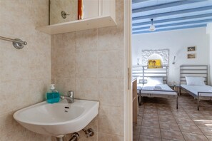 Chuveiro, secador de cabelo, toalhas de banho 