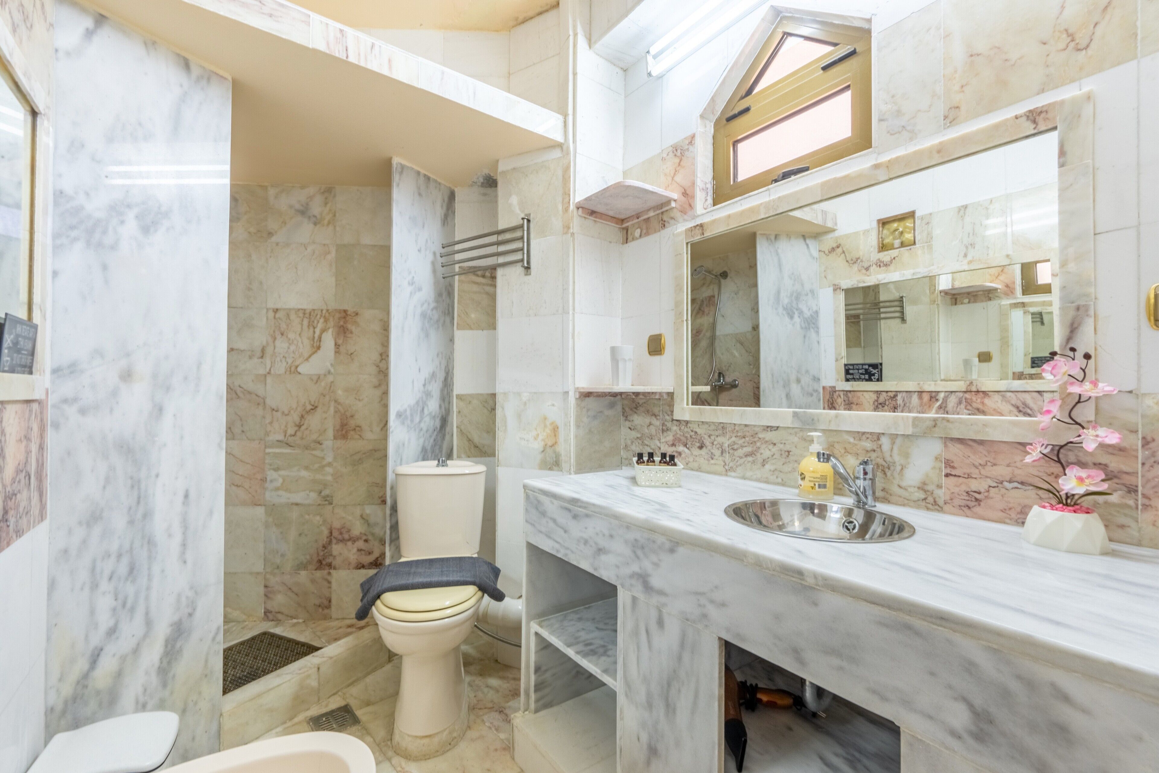 Ducha, secador de pelo, toallas