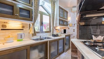 Fridge, microwave, oven, stovetop