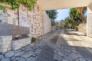 Property grounds - Apartment 'Paco's Resort Superior Villa 9' with Sea View, Wi-Fi and Air Conditioning (Paxoi)