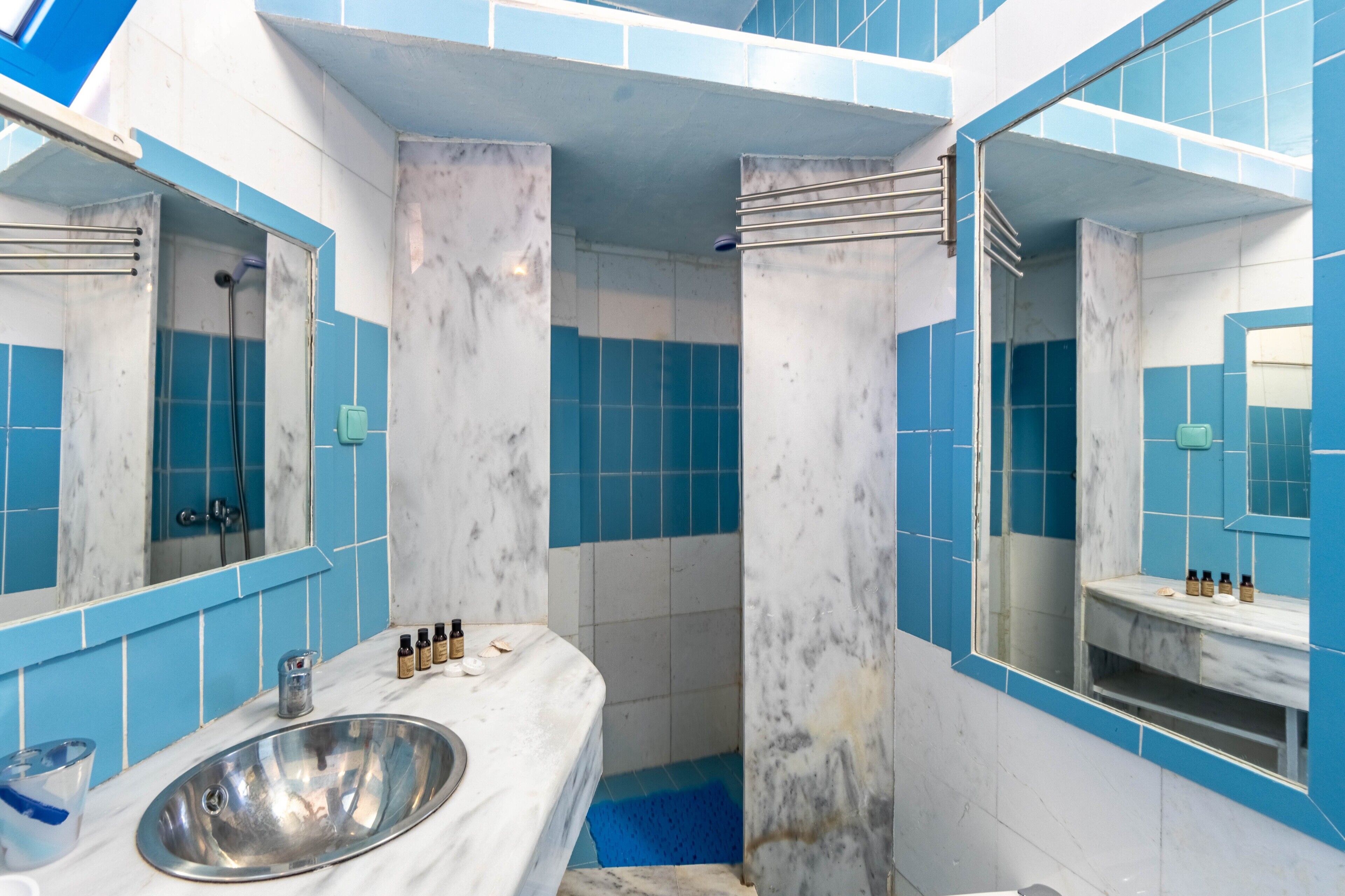 Douche, sèche-cheveux, serviettes fournies