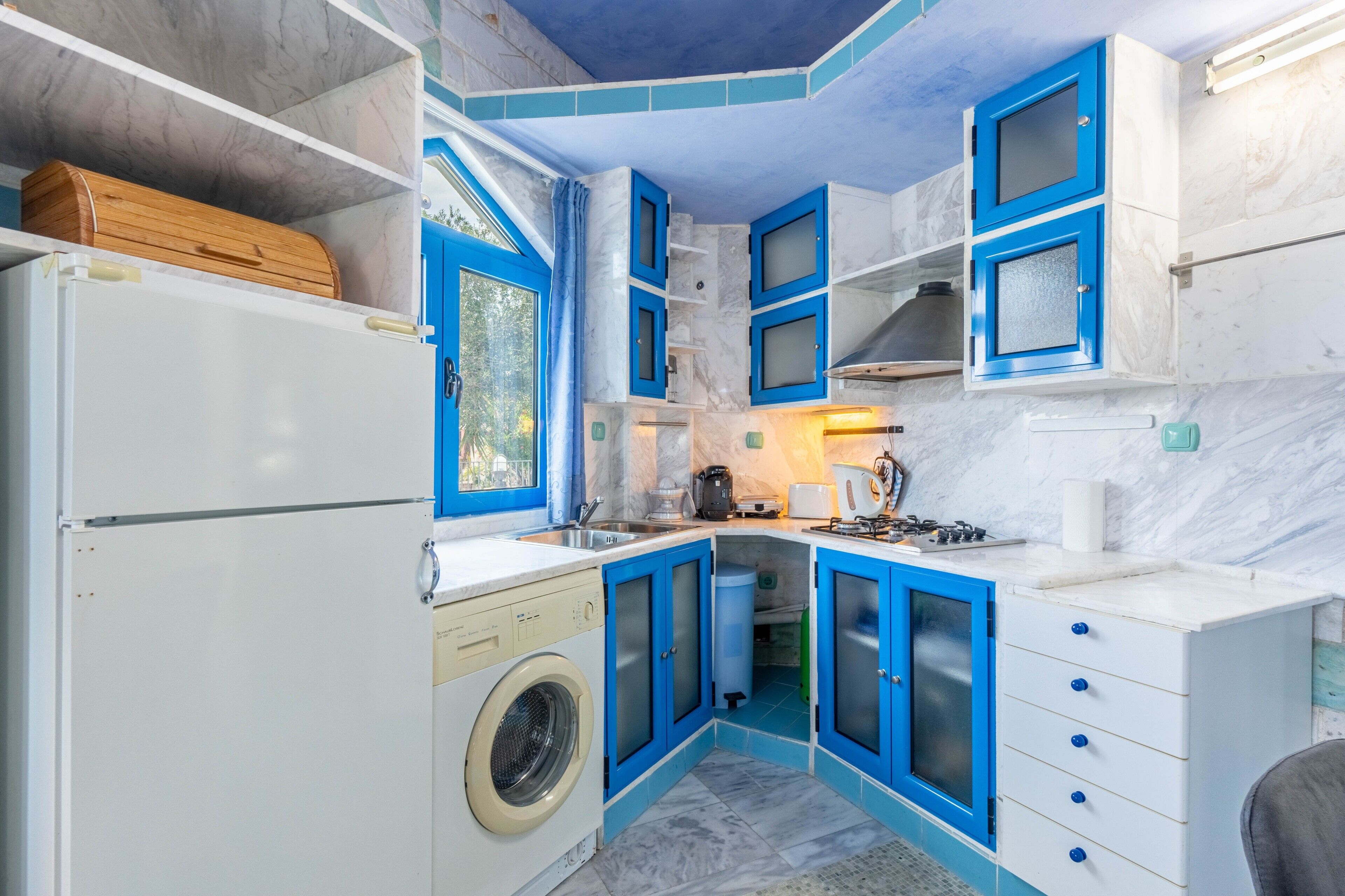 Réfrigérateur, four à micro-ondes, un four, surface de cuisson