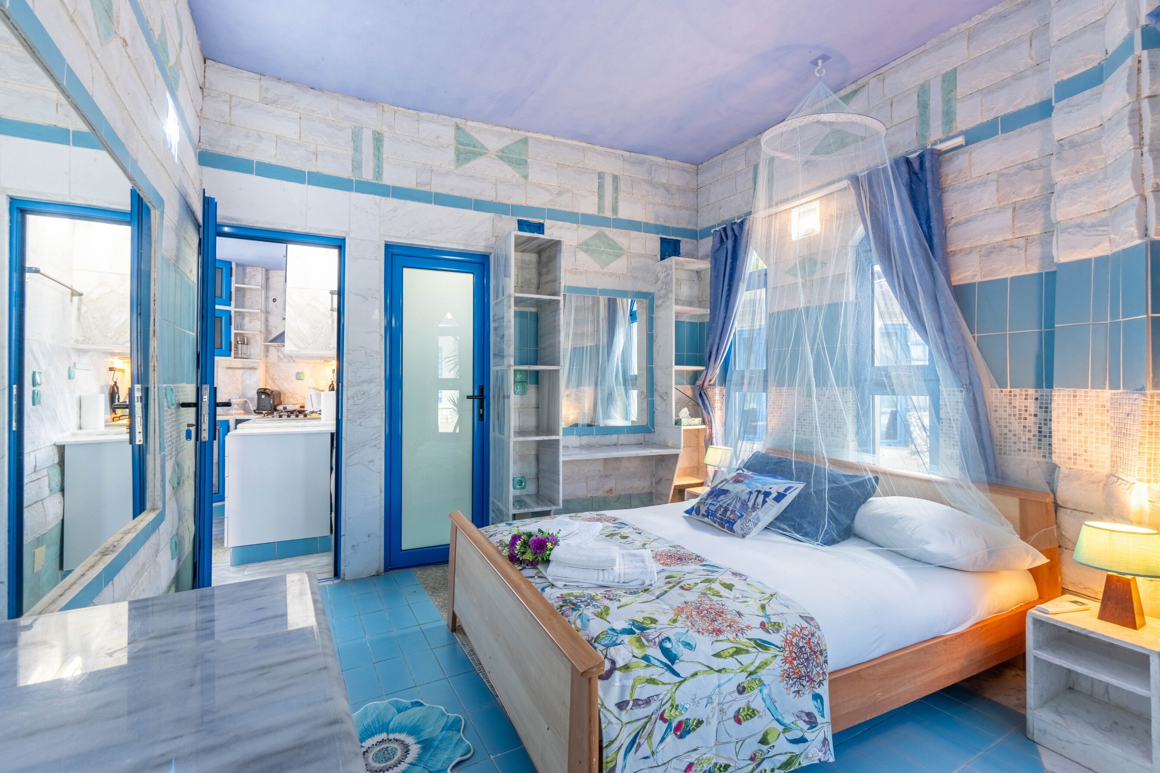 1 habitación, tabla de planchar con plancha, wifi gratis y ropa de cama 