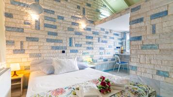 Iron/ironing board, free WiFi, bed sheets