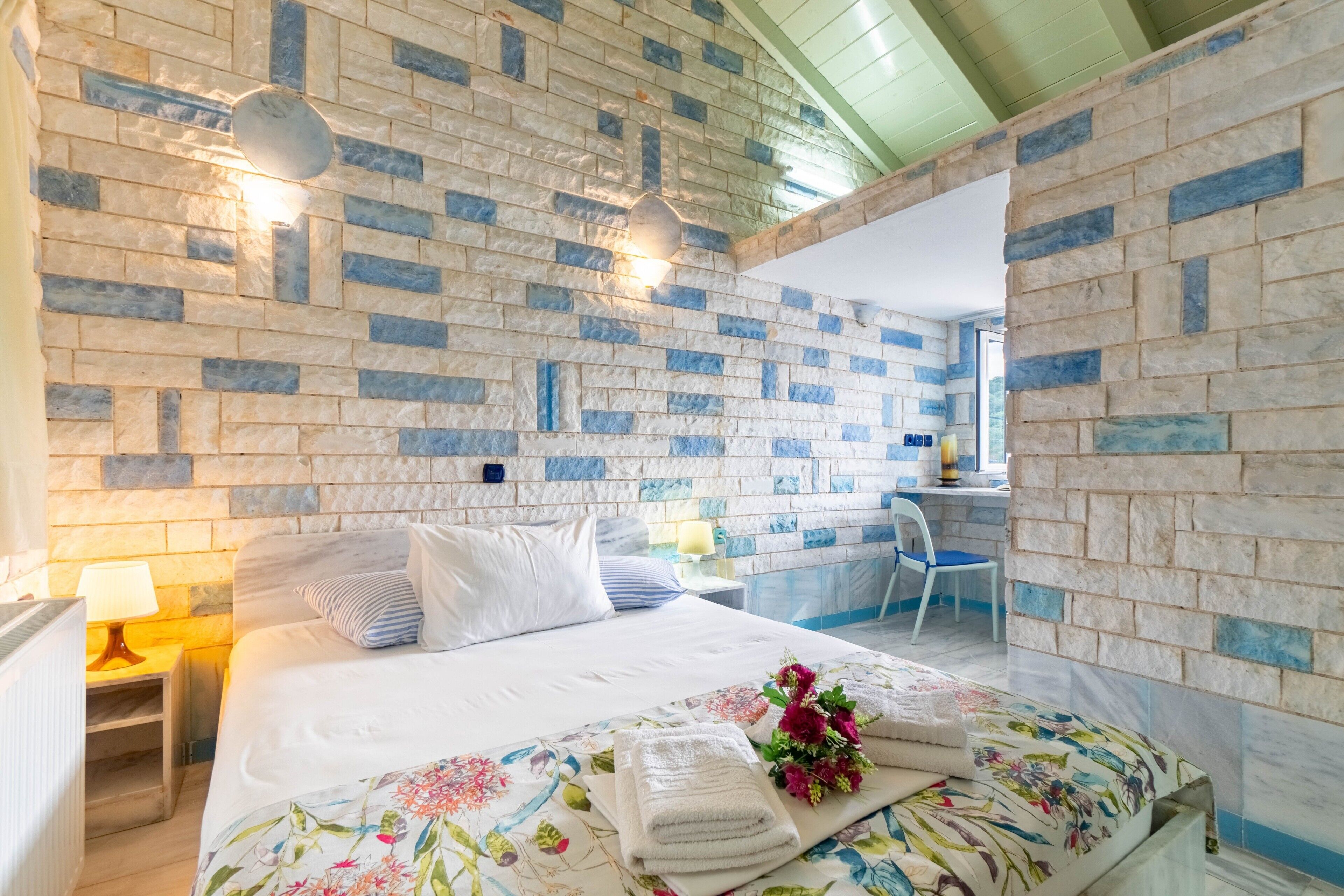 Tabla de planchar con plancha, wifi gratis, ropa de cama