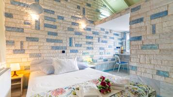 Tabla de planchar con plancha, wifi gratis, ropa de cama